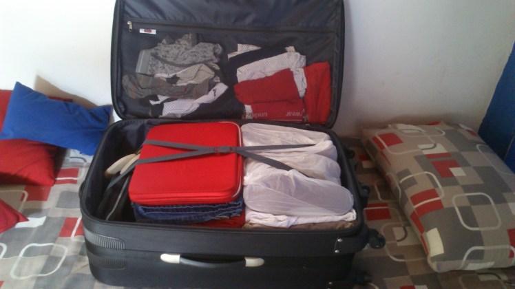 Mala aberta e com tudo dentro.