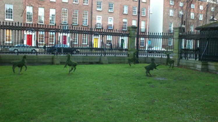 Os amigos dançando.