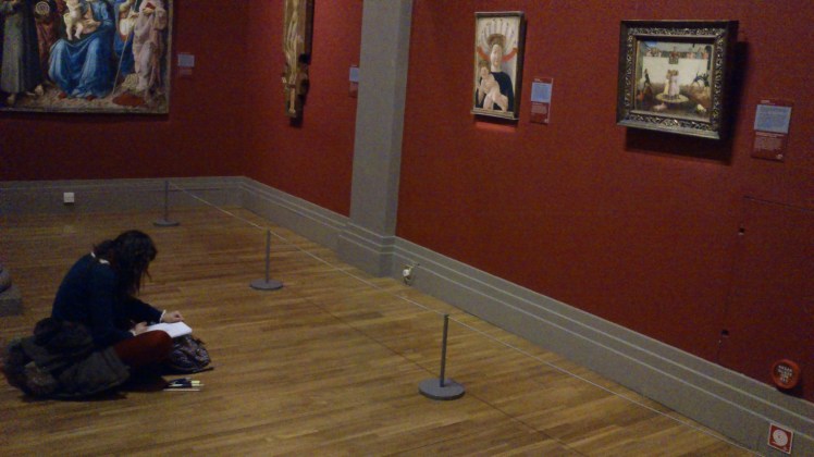 Estudante tomando nota.