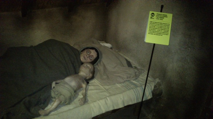 Esse mulher e o bebê retratavam o The Faming, onde 1 milhão de irlandeses morreram de fome.