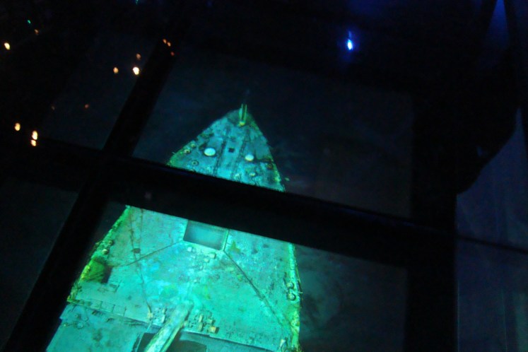 Vendo o barco no fundo do mar.