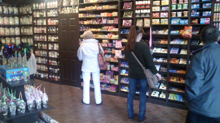 Zoe pensando no que comprar