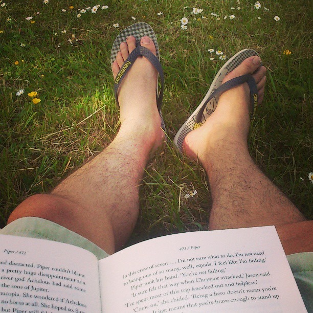 Lendo na grama, de shorts e de Havaianas. Ah, o verão.