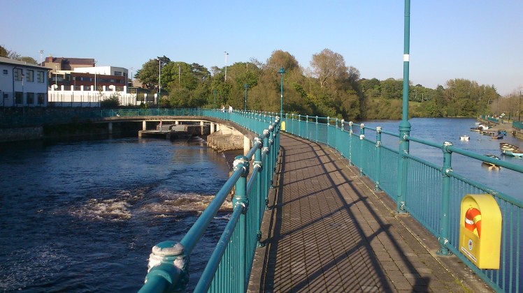 Ponte-passarela e meninos pescando
