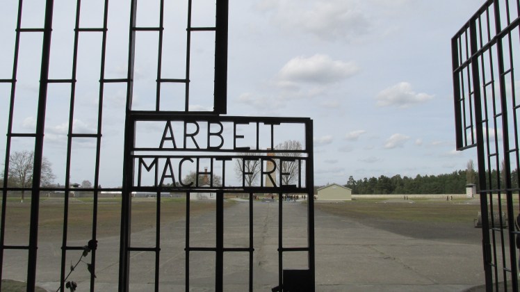 "O trabalho liberta", em alemão.