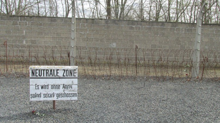 Caso um prisioneiro cruzasse aqui, algum guarda atiraria nele pra matar. Muitos se matavam assim, apenas cruzando a linha.