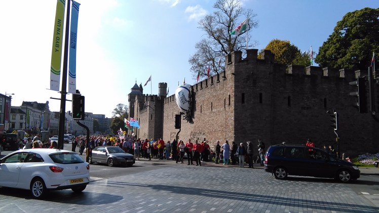 Bola gigante no muro do castelo
